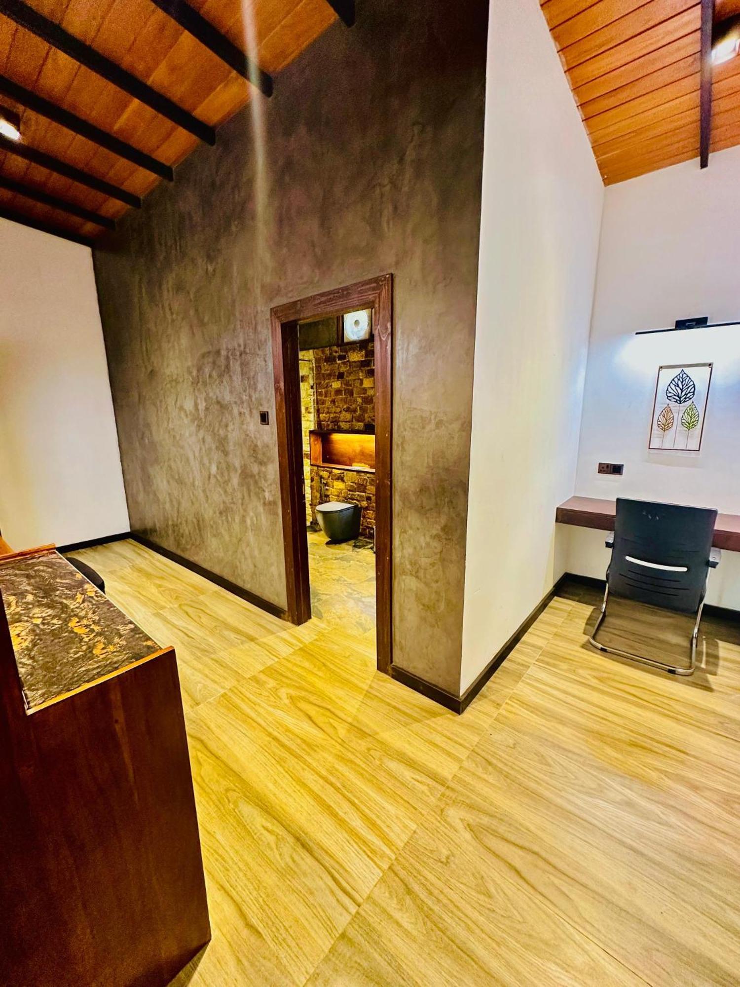 Atha Resort Szigirija Kültér fotó A private room at a spa in India