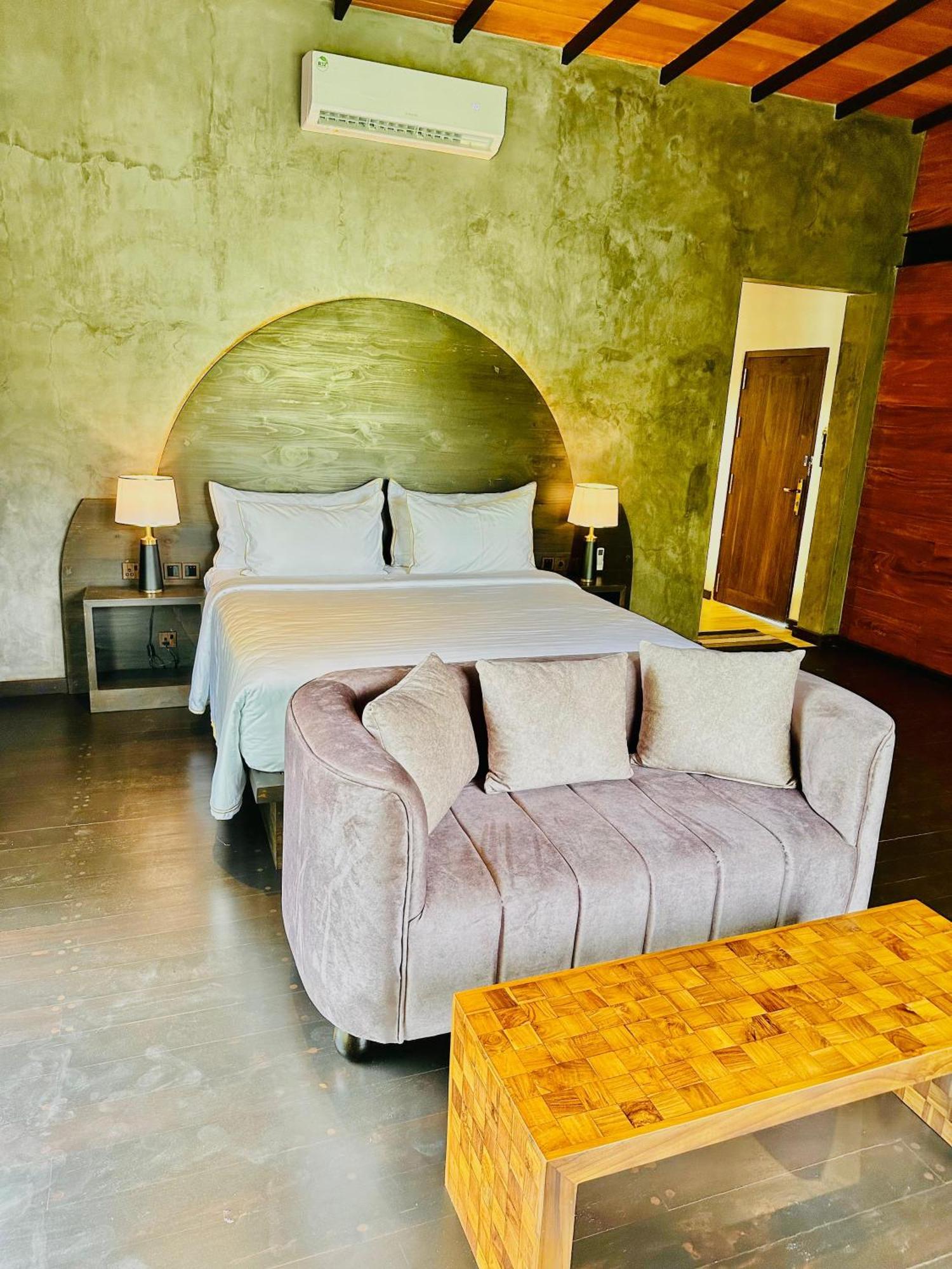 Atha Resort Szigirija Kültér fotó A bedroom at the hotel